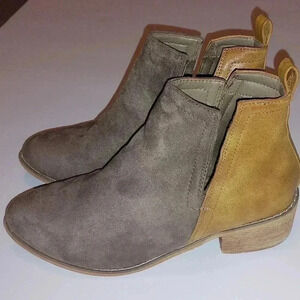 BOUTIQUE By Corkys WAYLAND Pewter/ Natural Cutout Ankle Boots
